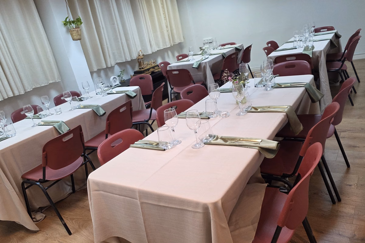 שולחנות ארוכים ערוכים בסוקרטס